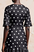 Laden Sie das Bild in den Galerie-Viewer, Schwarzes A-Linie Polka Dots Kleid mit kurzen Ärmeln und Tupfen