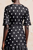 Laden Sie das Bild in den Galerie-Viewer, Schwarzes A-Linie Polka Dots Kleid mit kurzen Ärmeln und Tupfen