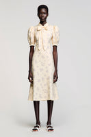 Laden Sie das Bild in den Galerie-Viewer, Elfenbein Satin Midi Kleid für Hochzeitsgäste mit Ärmeln