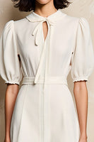 Laden Sie das Bild in den Galerie-Viewer, Elfenbein Revers A-Linie Mini Hochzeitsgastkleid mit Schärpe