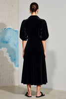 Laden Sie das Bild in den Galerie-Viewer, Schwarzes A-Linie Hochzeitsgastkleid mit Puffärmeln und V-Ausschnitt