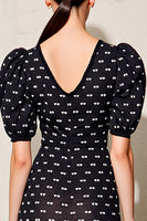 Laden Sie das Bild in den Galerie-Viewer, Schwarzes Polka Dot Langes Hochzeitsgastkleid mit Puffärmeln und Gürtel