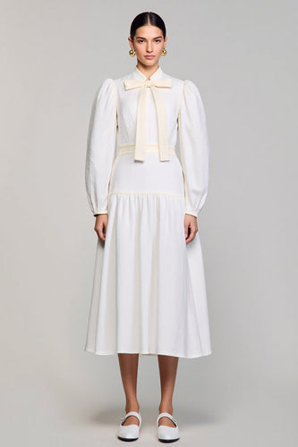 Langärmeliges Weißes Hochzeitsgastkleid mit hohem Ausschnitt und Schleife