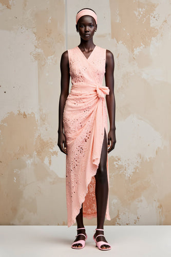 Rosa Langes Sommerkleid aus Spitze mit V-Ausschnitt und Schlitz