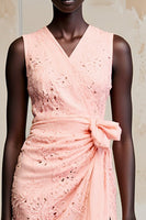 Laden Sie das Bild in den Galerie-Viewer, Rosa Langes Sommerkleid aus Spitze mit V-Ausschnitt und Schlitz