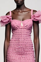 Laden Sie das Bild in den Galerie-Viewer, Rosa Jacquard Kalte Schulter Etui Mini Hochzeitsgastkleid