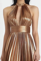 Laden Sie das Bild in den Galerie-Viewer, Gold Metallic Satin A-Linie Plissee Neckholder Abendkleid