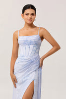 Laden Sie das Bild in den Galerie-Viewer, Blaues Geblümtes Spaghettiträger Korsett Tailliertes Langes Brautjungfernkleid mit Schlitz