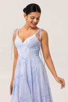 Laden Sie das Bild in den Galerie-Viewer, Blaues Geblümtes A-Linie Chiffon Brautjungfernkleid mit Rüschen