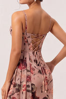 Laden Sie das Bild in den Galerie-Viewer, Dusty Rose Etui Gerafftes Blumen Korsett Langes Brautjungfernkleid mit seitlichem Streamer