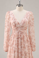 Laden Sie das Bild in den Galerie-Viewer, Rosa Geblümtes Chiffon V-Ausschnitt Brautjungfernkleid mit langen Ärmeln und Schlitz