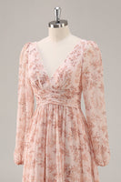 Laden Sie das Bild in den Galerie-Viewer, Rosa Geblümtes Chiffon V-Ausschnitt Brautjungfernkleid mit langen Ärmeln und Schlitz