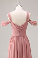 Laden Sie das Bild in den Galerie-Viewer, Dusty Rose Kalte Schulter Chiffon Gerafftes Langes Brautjungfernkleid mit Schlitz