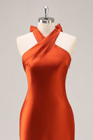 Laden Sie das Bild in den Galerie-Viewer, Rost Satin Neckholder Meerjungfrau Langes Brautjungfernkleid mit Schleife