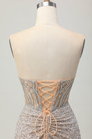 Laden Sie das Bild in den Galerie-Viewer, Silbernes Trägerloses Figurbetontes Pailletten Abiballkleid mit Schlitz