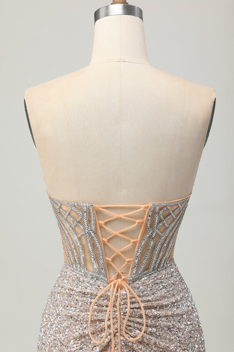 Laden Sie das Bild in den Galerie-Viewer, Silbernes Trägerloses Figurbetontes Pailletten Abiballkleid mit Schlitz