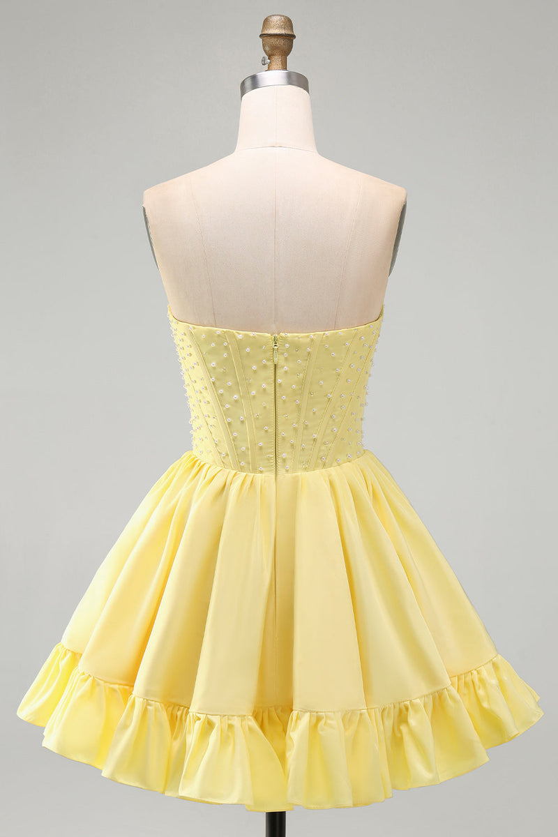Laden Sie das Bild in den Galerie-Viewer, Gelbes A-Linie Trägerloses Perlen Korsett Kurzes Abendkleid mit Rüschen