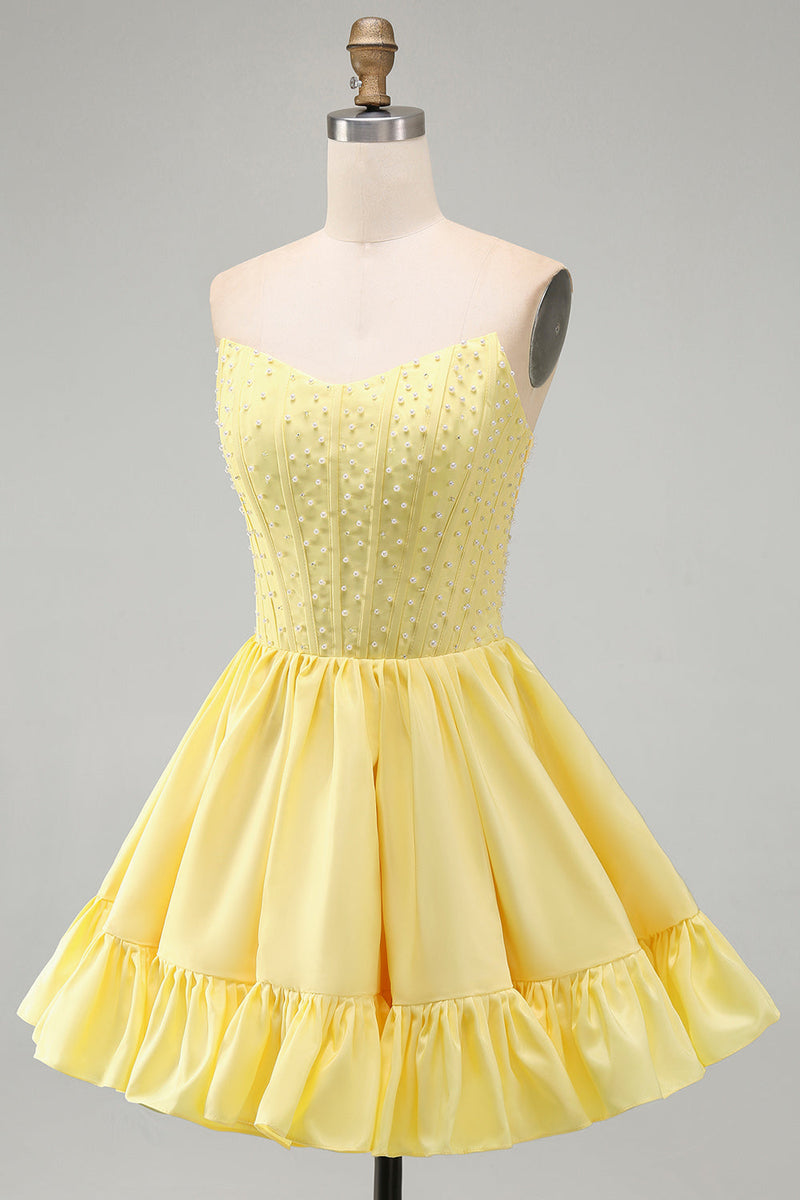 Laden Sie das Bild in den Galerie-Viewer, Gelbes A-Linie Trägerloses Perlen Korsett Kurzes Abendkleid mit Rüschen