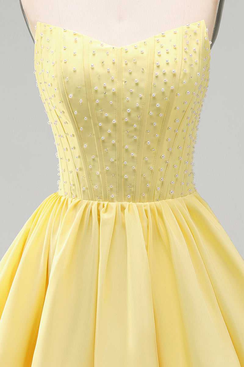 Laden Sie das Bild in den Galerie-Viewer, Gelbes A-Linie Trägerloses Perlen Korsett Kurzes Abendkleid mit Rüschen