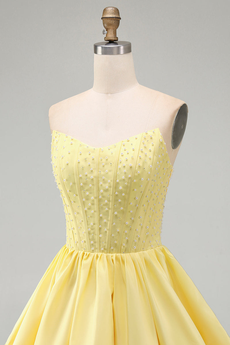 Laden Sie das Bild in den Galerie-Viewer, Gelbes A-Linie Trägerloses Perlen Korsett Kurzes Abendkleid mit Rüschen