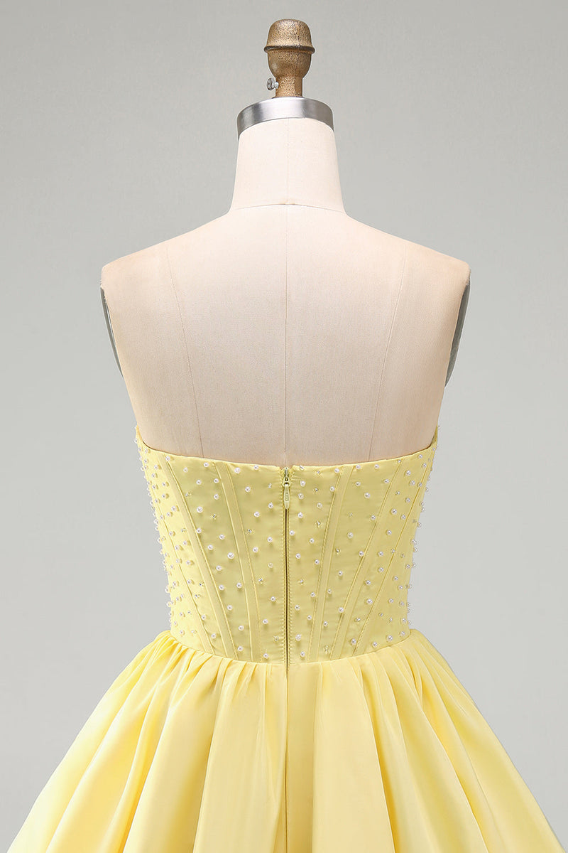Laden Sie das Bild in den Galerie-Viewer, Gelbes A-Linie Trägerloses Perlen Korsett Kurzes Abendkleid mit Rüschen