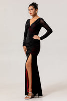 Laden Sie das Bild in den Galerie-Viewer, Schwarz Rot V-Ausschnitt Gerafftes Etui Lange Ärmel Langes Brautjungfernkleid mit Schlitz