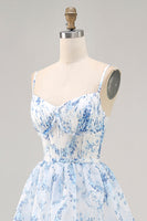 Laden Sie das Bild in den Galerie-Viewer, Weiß Blau Blume A Linie Bedrucktes Gestuftes Brautjungfernkleid mit Schlitz