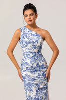 Laden Sie das Bild in den Galerie-Viewer, Eine Schulter Etui Weißes Blaues Brautjungfernkleid mit Blumendruck und Schlitz