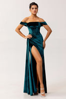 Laden Sie das Bild in den Galerie-Viewer, Schulterfreies Pfauengrünes Brautjungfernkleid aus Samt mit Schärpe