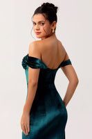 Laden Sie das Bild in den Galerie-Viewer, Schulterfreies Pfauengrünes Brautjungfernkleid aus Samt mit Schärpe