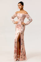 Laden Sie das Bild in den Galerie-Viewer, Schulterfreies Blush Blumen Etui Langes Hochzeitsgastkleid mit Schlitz