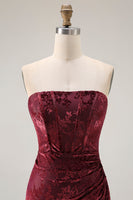 Laden Sie das Bild in den Galerie-Viewer, Burgunderrotes Trägerloses Korsett Burnout Samt Brautjungfernkleid mit Schlitz