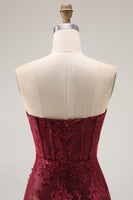 Laden Sie das Bild in den Galerie-Viewer, Burgunderrotes Trägerloses Korsett Burnout Samt Brautjungfernkleid mit Schlitz