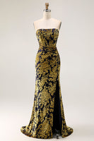 Laden Sie das Bild in den Galerie-Viewer, Burgunderrotes Trägerloses Korsett Burnout Samt Brautjungfernkleid mit Schlitz