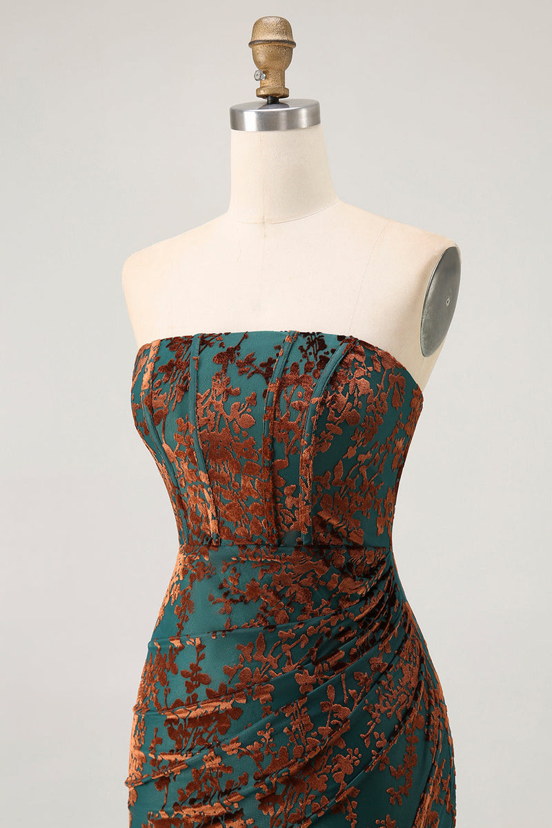 Laden Sie das Bild in den Galerie-Viewer, Burgunderrotes Trägerloses Korsett Burnout Samt Brautjungfernkleid mit Schlitz