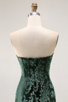 Laden Sie das Bild in den Galerie-Viewer, Burgunderrotes Trägerloses Korsett Burnout Samt Brautjungfernkleid mit Schlitz