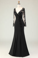 Laden Sie das Bild in den Galerie-Viewer, Schwarzes Langes Meerjungfrauen Brautmutterkleid mit V-Ausschnitt und Spitzenapplikationen