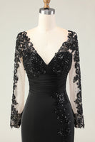 Laden Sie das Bild in den Galerie-Viewer, Schwarzes Langes Meerjungfrauen Brautmutterkleid mit V-Ausschnitt und Spitzenapplikationen