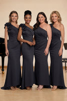 Laden Sie das Bild in den Galerie-Viewer, Eine Schulter Schwarzes Satin Meerjungfrauen Chorkleid mit 3D-Blumen