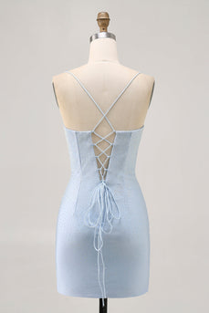 Hellblaues Figurbetontes Abiballkleid mit Spaghettiträgern und Perlen