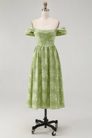 Laden Sie das Bild in den Galerie-Viewer, Salbeigrün A-Linie Schulterfreies Geblümtes Midi Brautjungfernkleid