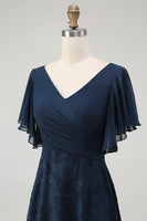 Laden Sie das Bild in den Galerie-Viewer, Marineblaues Geblümtes Brautjungfernkleid mit V-Ausschnitt und Flatterärmeln