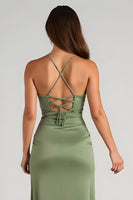 Laden Sie das Bild in den Galerie-Viewer, Eukalyptus Satin Gerafftes Etui Langes Brautjungfernkleid mit Schlitz