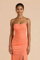Laden Sie das Bild in den Galerie-Viewer, Orange Trägerloses Gerafftes Etui Langes Brautjungfernkleid mit Schlitz