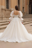 Laden Sie das Bild in den Galerie-Viewer, Elfenbein A-Linie Brautkleid mit quadratischem Ausschnitt und Puffärmeln Chapel Train mit Spitzenapplikationen