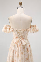 Laden Sie das Bild in den Galerie-Viewer, Champagner Blumen Schulterfreies Korsett A-Linie Brautjungfernkleid mit Schlitz