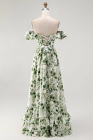 Laden Sie das Bild in den Galerie-Viewer, Grünes A-Linie Schulterfreies Geblümtes Brautjungfernkleid mit Rüschen