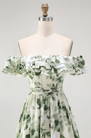 Laden Sie das Bild in den Galerie-Viewer, Grünes A-Linie Schulterfreies Geblümtes Brautjungfernkleid mit Rüschen