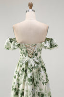 Laden Sie das Bild in den Galerie-Viewer, Grünes A-Linie Schulterfreies Geblümtes Brautjungfernkleid mit Rüschen