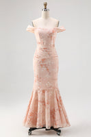 Laden Sie das Bild in den Galerie-Viewer, Champagner Schulterfreies Meerjungfrauen Kleid für Hochzeitsgäste mit Druck und Rüschen